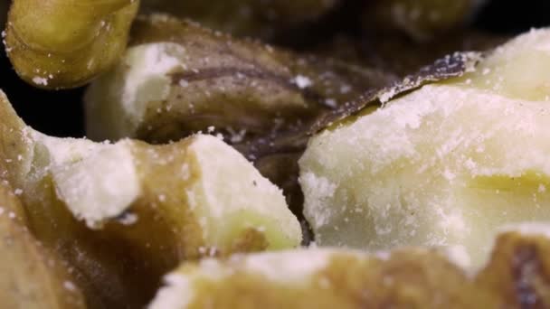 Makro Záběr Kůže Oloupaných Vlašských Ořechů Rotující Černém Povrchu Pozadí — Stock video