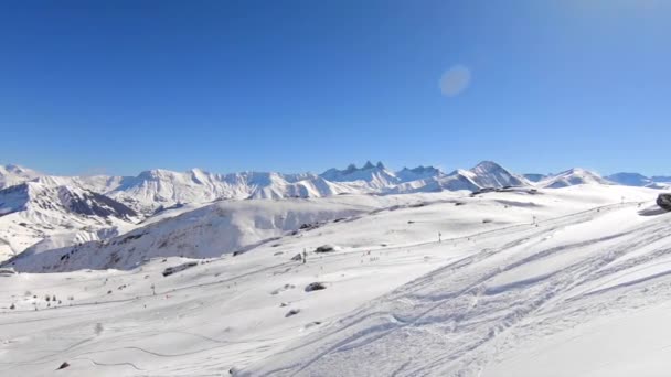 冬季体育运动区的空中拍摄 其前景是有滑雪者的跑道 背景是准备好的斜坡上的滑雪者 — 图库视频影像