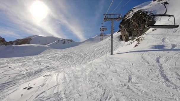 雪の中でスキー場をオフに雪の山の斜面を移動するスキルからのワイドショット 晴れた日に — ストック動画