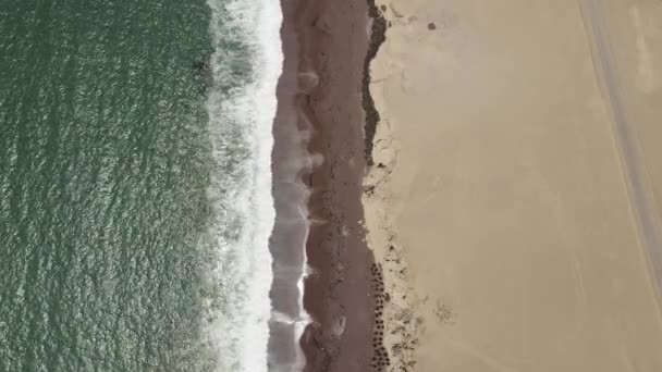 垂直空中模式 在沙漠悬崖沙滩上的绿色海浪 — 图库视频影像