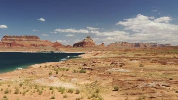 Atemberaubende Landschaft Des Lake Powell Arizona Mit Sandsteinformationen Hintergrund Drohne — Stockvideo