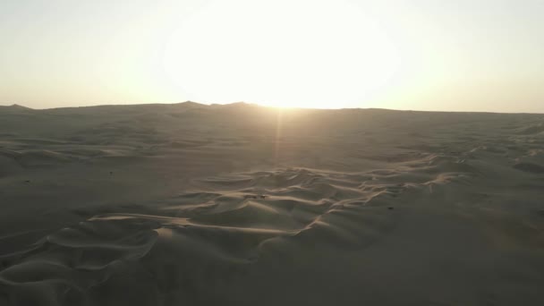 Gyllene Ljus Solnedgång Över Perus Öken Med Sandiga Turister Utforska — Stockvideo