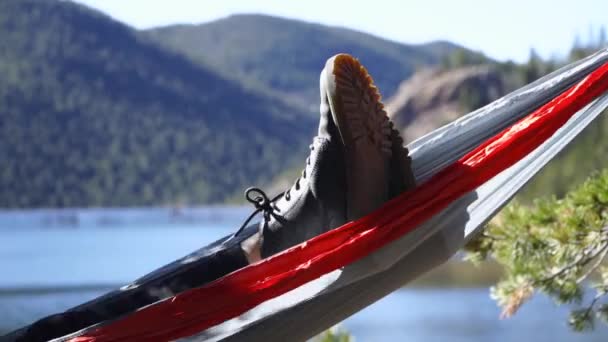 Zblízka Boty Zkřížené Nohy Uvolňující Houpací Houpací Síti Jezera — Stock video