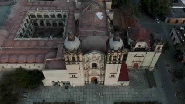 墨西哥瓦哈卡历史上圣多明各教堂的空中景观 无人驾驶飞机射击 — 图库视频影像