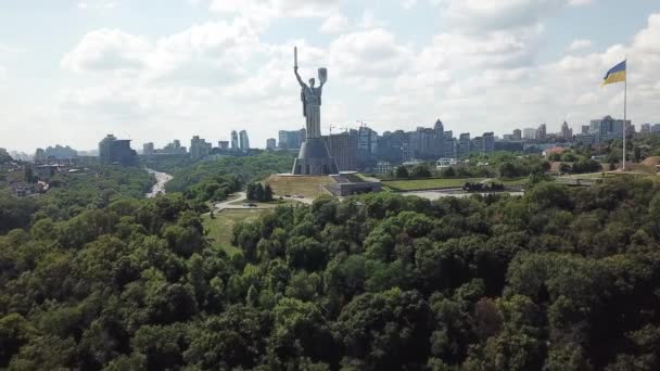 Flygdrönare Bilder Motherland Monument Ukraina Molnig Sommardag Vacker Park Framsidan — Stockvideo