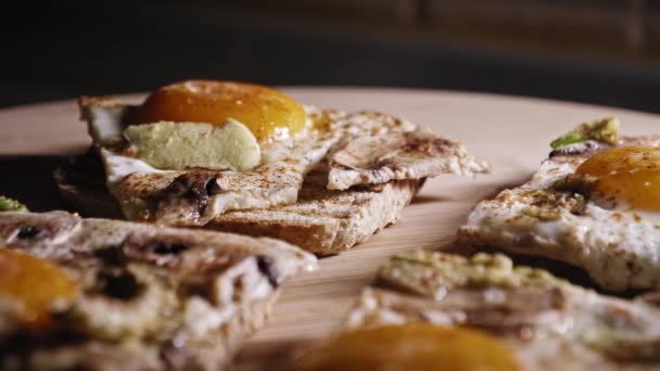 Cibo Appena Cucinato Colazione Toast All Uovo Con Funghi Avocado — Video Stock