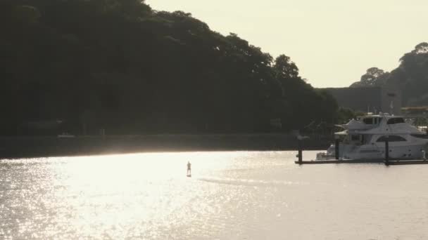 Paddleboarder Hastily Paddling Font Luxury Yacht His Morning Exercise Routine — Vídeos de Stock