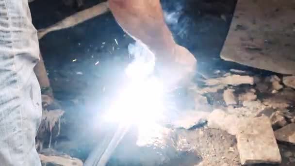 Professional Welder Employing Industrial Welding Machine Put Together Two Pieces — Vídeo de Stock