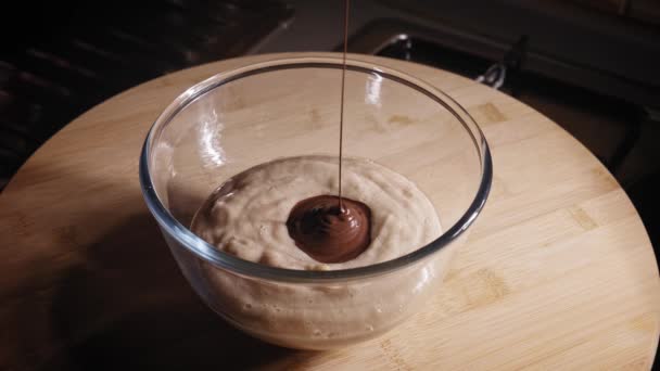 Giet Gesmolten Donkere Chocolade Schaal Met Blended Banana Choco Cake — Stockvideo