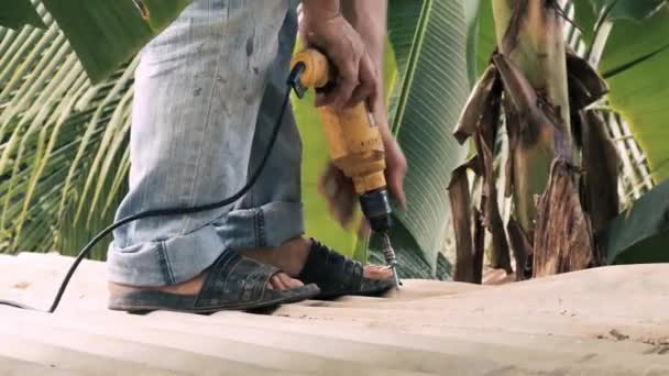 Construction Worker Using Pawer Drill Tool Screw Zinc Sheet Purlin — Vídeos de Stock