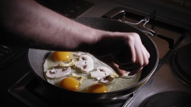 Huevos Con Rodajas Champiñones Cocinando Una Sartén Agregando Fruta Picada — Vídeo de stock