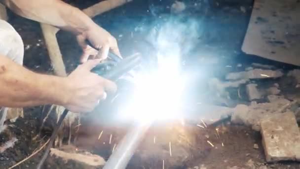 Professional Welder Employing Industrial Welding Machine Put Together Two Pieces — Vídeo de stock