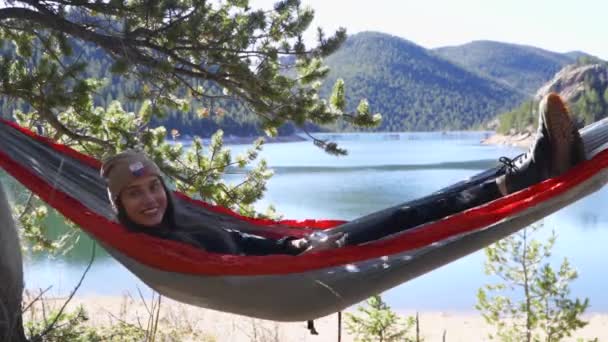 Young Brunette Woman Wearing Beanie Relaxes Hammock Reservoir — Vídeo de Stock