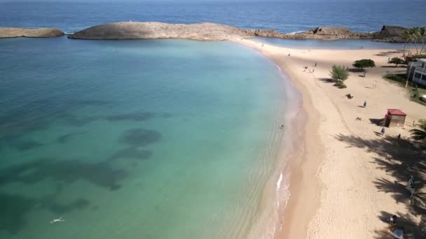 Дрон Бич Выбирает Кристальный Чистый Синий Пляж — стоковое видео
