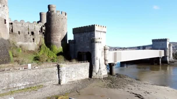 Medieval Conwy Castle Town Walls Aerial View Rising Historical River — Vídeos de Stock
