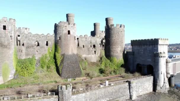 Medieval Conwy Castle Town Walls Aerial View Descending Railway Line — Vídeos de Stock
