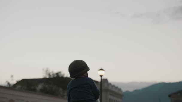 Toddler Being Carried His Parent Shoulders Chiapas Mexico Dusk Medium — Vídeos de Stock