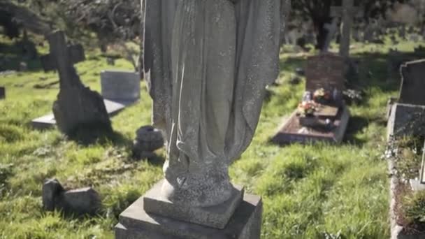 Plan Incliné Statue Jésus Dans Cimetière — Video