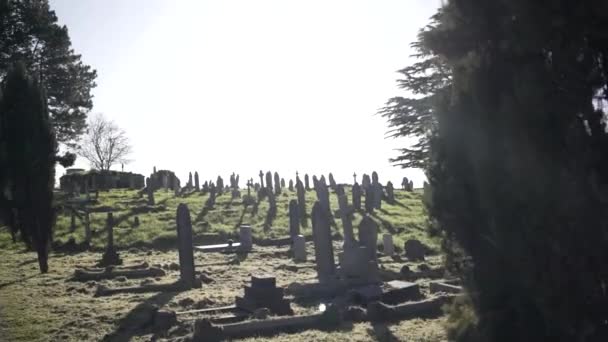 Kerkhofpan Met Zonnestralen Lichtlekken — Stockvideo