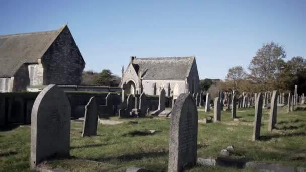 プリマスで撮影された教会や墓地のパンニングショット英国 — ストック動画
