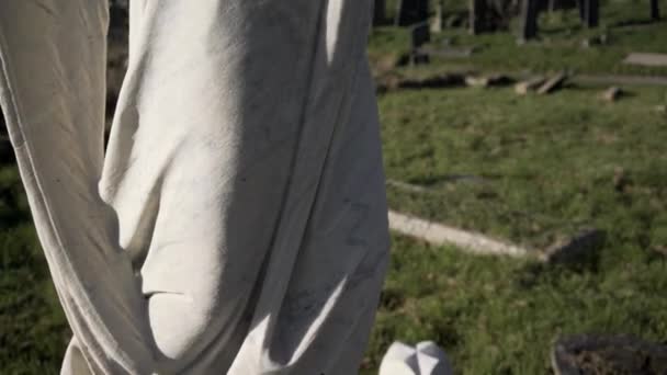 英国普利茅斯福特公园墓地的墓园石碑 雕像的倾斜镜头 — 图库视频影像