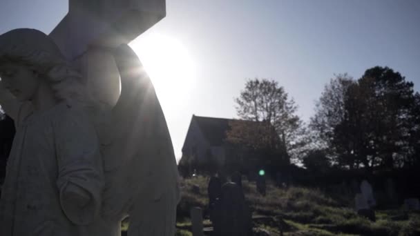 Light Disappearing Broken Graveyard Gargoyle Angel Shot Ford Park Cemetery — стоковое видео