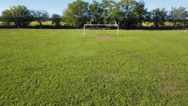 空旷的足球场和绿草的球门 以自然为背景 户外运动的概念 无人机低空飞行推进 — 图库视频影像