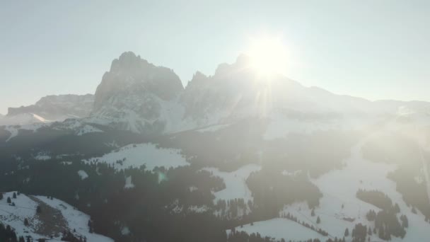 Slider Drone Tiro Langkofel Montanha Dolomitas Nascer Sol Neve — Vídeo de Stock