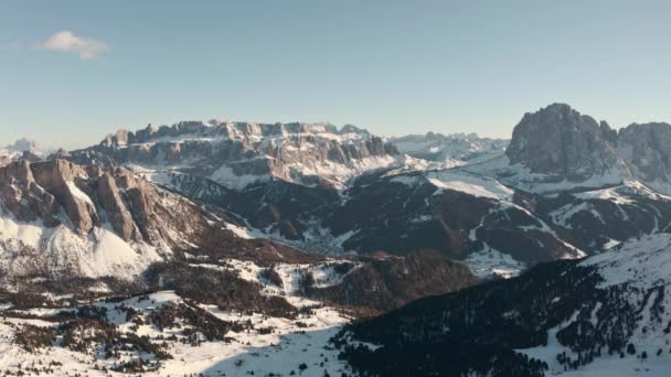 印象的な山脈の上に撮影されたスライダードローンイタリアのドロマイト — ストック動画