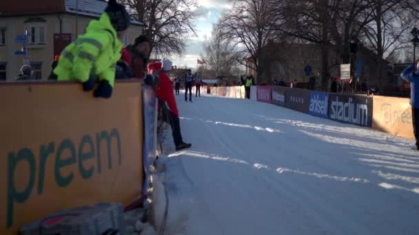 Cross Country Skier Tuż Przed Metą Linia Vasaloppet Ski Race — Wideo stockowe