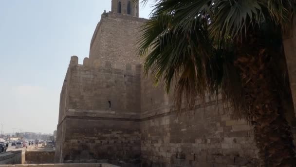 Exterior Walls Minaret Masjid Hakim Mosque Islamic Cairo Egypt Tilt — стоковое видео