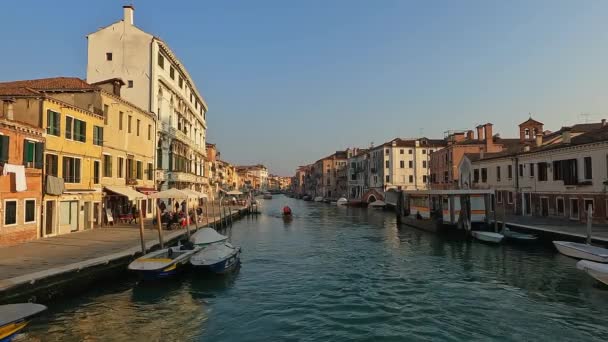 一队划船运动员在意大利坎纳雷科区威尼斯运河的威尼斯传统船上训练划船 高角度 — 图库视频影像