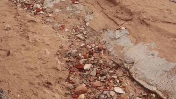 Pláž Hnědý Písek Povrch Naplněný Kamením Různých Barev Tvarů Zobrazující — Stock video