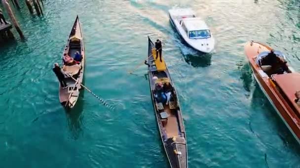 在意大利威尼斯的威尼斯运河上 与游客和船只一起移动贡多拉的高角镜 倾斜露出来 — 图库视频影像