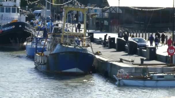 Scenic Welsh Coastal Fishing Market Castle Town Harbour Ships Anchored — Vídeo de Stock