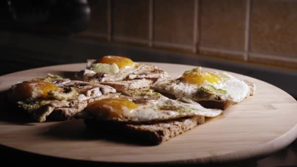 Hot Egg Toast Mit Avocado Und Pilzen Zum Frühstück Zubereitet — Stockvideo