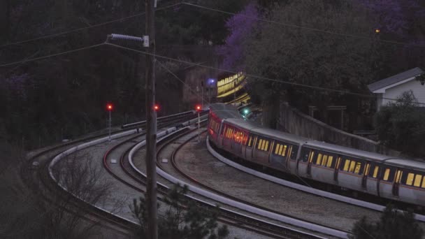 Ein Zug Fährt Bei Einbruch Der Dunkelheit Einen Tunnel — Stockvideo