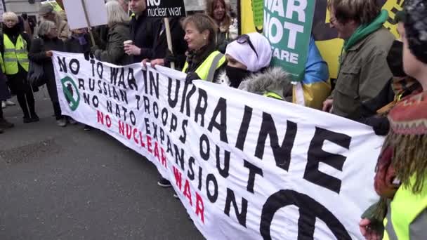 人们举着一面白旗 上面写着黑字和红字 不对乌克兰宣战 不对俄罗斯军队宣战 不对北约的扩张 不对反对俄罗斯入侵乌克兰的抗议进行核战争 — 图库视频影像