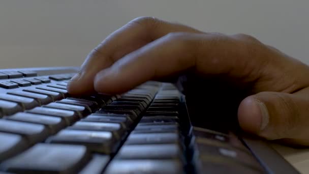 Asyalı Bir Adamın Işaret Parmağıyla Bir Klavyeye Endişeyle Tıklayarak Postasında — Stok video