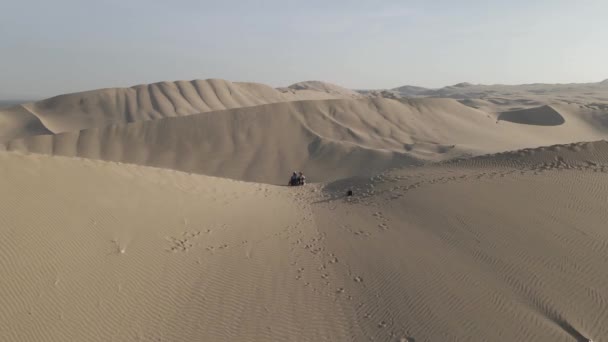 Huacachina砂漠のオアシスは 観光砂砂丘のフライオーバーで明らかに ペルー — ストック動画