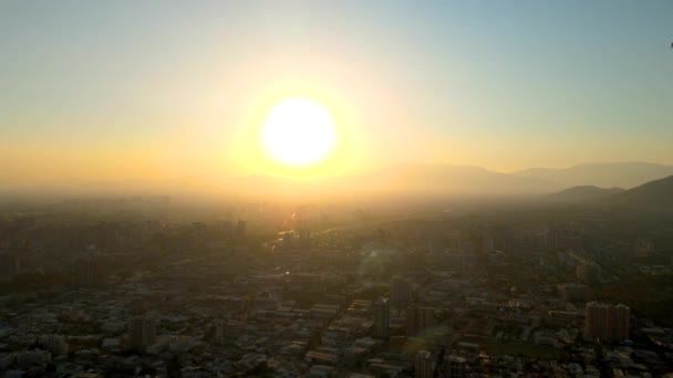 Foto Retroiluminada Contra Mergulho Helicóptero Sobrevoando Cidade Tiro Drone — Vídeo de Stock