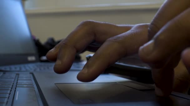 一名亚洲It专业人员的手和手指的特写 在菜单之间谨慎地穿梭于触摸板和键盘之间 同时他也在工作 — 图库视频影像