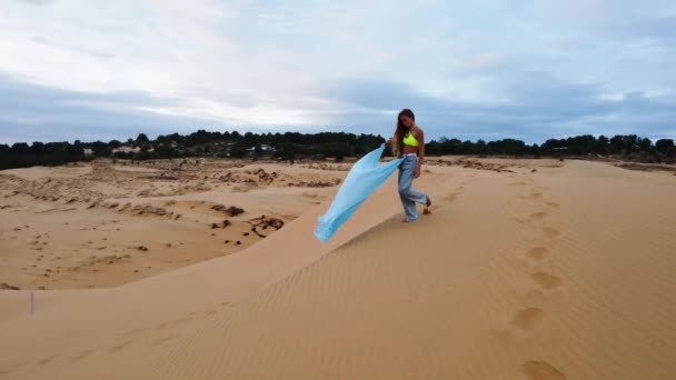 Attractive Young Woman Walking Sandy Dunes While Her Dress Being — Vídeo de Stock