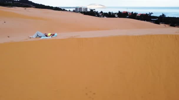 Menina Viajante Caucasiano Deitado Duna Areia Vermelha Pela Costa Oceano — Vídeo de Stock