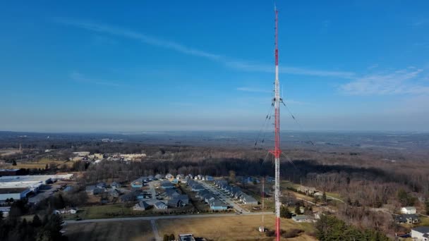 Torre Rádio Drone Flyby Dia Ensolarado — Vídeo de Stock