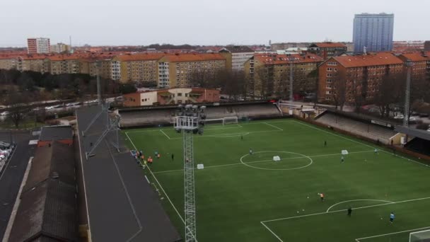 Lidé Trénují Fotbalovém Hřišti Malmö Švédsku Zobrazení Leteckých Dronů — Stock video