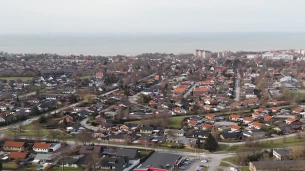 瑞典背景为海洋的Lomma市的城市住区 空中前方 — 图库视频影像