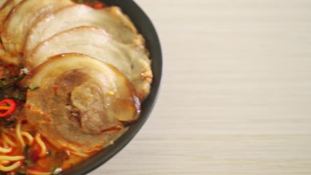 Ramen Nudeln Würzige Tomatensuppe Mit Schweinebraten Fusion Food Style — Stockvideo