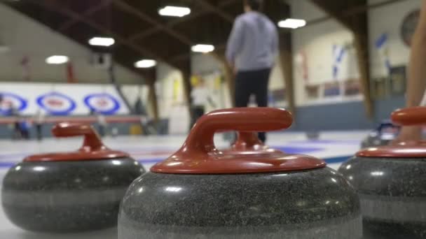 Curling Skały Gracz Ślizga Się Tle — Wideo stockowe