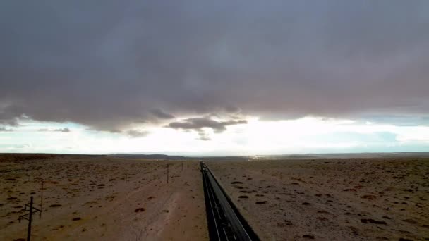 フェニックス アリゾナ上空の嵐雲の空中を長距離道路沿いの車で — ストック動画